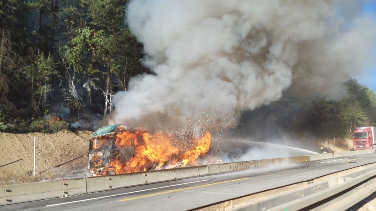 Požár kamionu v omezení zcela uzavřel dálnici D1
